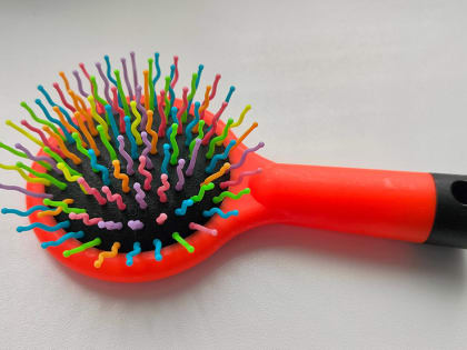 Врач рассказала о частых причинах выпадения волос