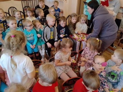 В гостях у воспитанников детского сада № 4 «Светлячок» г. Бологое побывали волонтёры приюта «Ушки на Макушке».