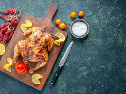 Перья, недовес, признаки порчи: Роскачество проверило цыплят-бройлеров в магазинах России