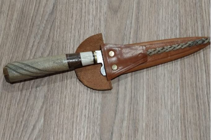 Cuchillo Artesanal Acero Al Carbono C/Ciervo 28 cm
