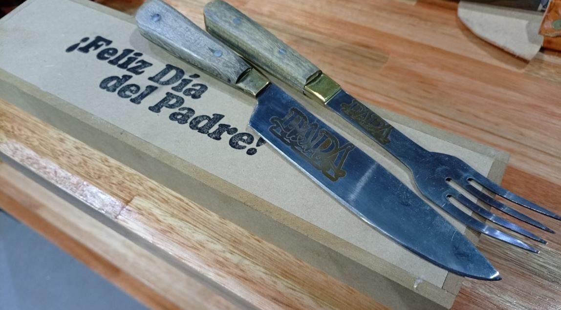 Cuchillo Y Tenedor Inoxidable + Caja De Madera Día del Padre