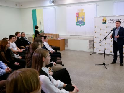Глава Соликамского городского округа Александр Русанов поздравил лауреатов премии «Юные дарования Соликамска», а также наградил молодых соликамцев знаками отличия «Гордость Пермско