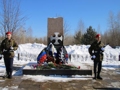 Сегодня на городском кладбище состоялась памятная акция в честь омоновцев, погибших в Чечне 24 года назад