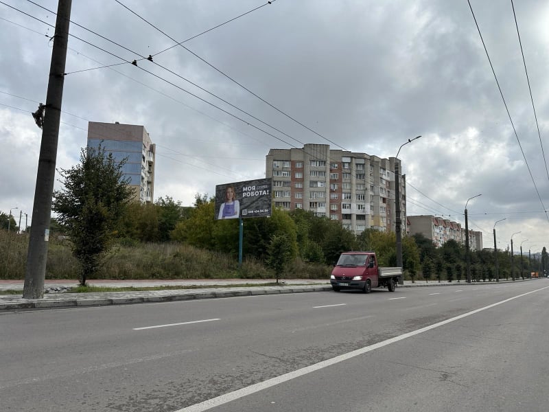 м.Рівне - вул.Соборна, поруч з буд.446