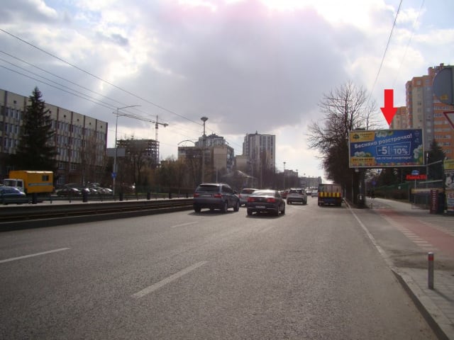 Київ - Любомира-Гузара просп. (Комарова) 42, (АЗС "ОККО" Макдональдз, АТБ-маркет), в напрямку просп.Леся Курбаса