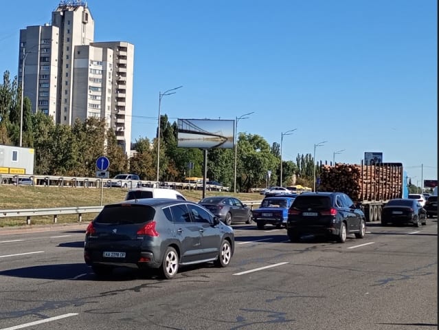 Київ - Кільцева дорога (на роздільнику), (АТБ-маркет, автосалони "Toyota", "Lexus", "Volvo", АЗС "ОККО"), в напрямку просп. Академіка Глушкова