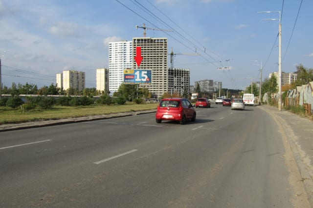 Київ - Виговського Івана вул. (Маршала Гречко), на розподілювачі (Ашан, Ресторан Прага, Еко-марткет), в напрямку Правди просп.