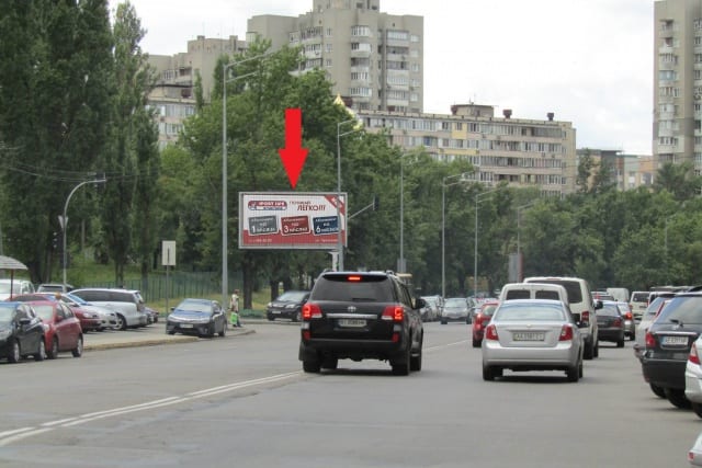 Київ - Сверстюка Є.вул.(Раскової М. вул.) навпроти буд. № 15 (Приват Банк, "Український професійний Банк", Нова Пошта, Рошен), в напрямку метро Лівобережна