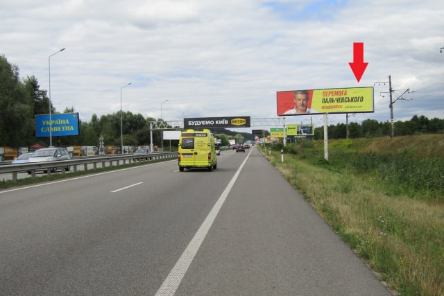 Київ - Новообухівська траса (Дніпровське шосе),в напрямку в м. Київ, 300м після АЗС ОККО  правий 8км + 300м