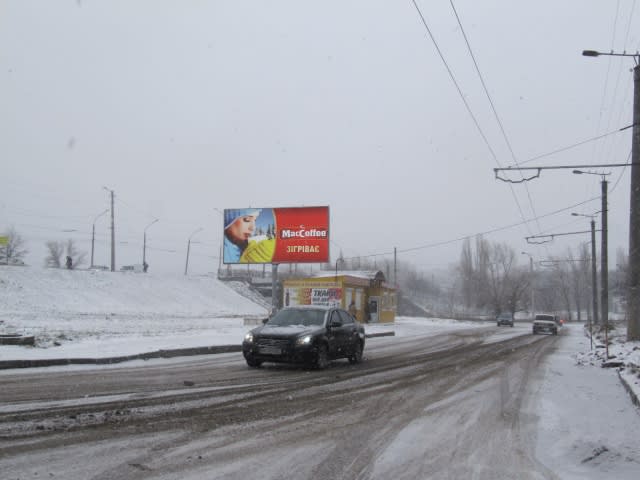 Кропивницький - Вокзальна вул. (Жовтневої революції вул.) (Магазин побутової хімії "Чистюля", перукарня "Смарагд"), в напрямку прос. Правди
