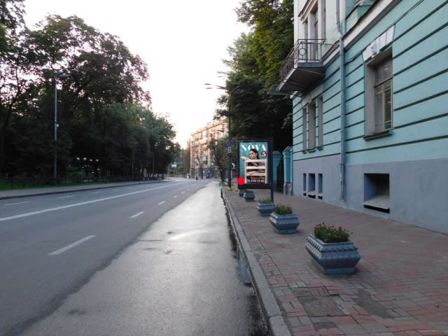 Київ - Грушевського Михайла вул., 30/1 (Маріїнський парк, Міністерство оборони України), в напрямку метро Арсенальна