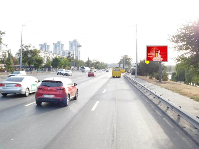 Київ - Соборності пр-т (Возз'єднання) в центр, перед пішохідним мостом на Русанівку