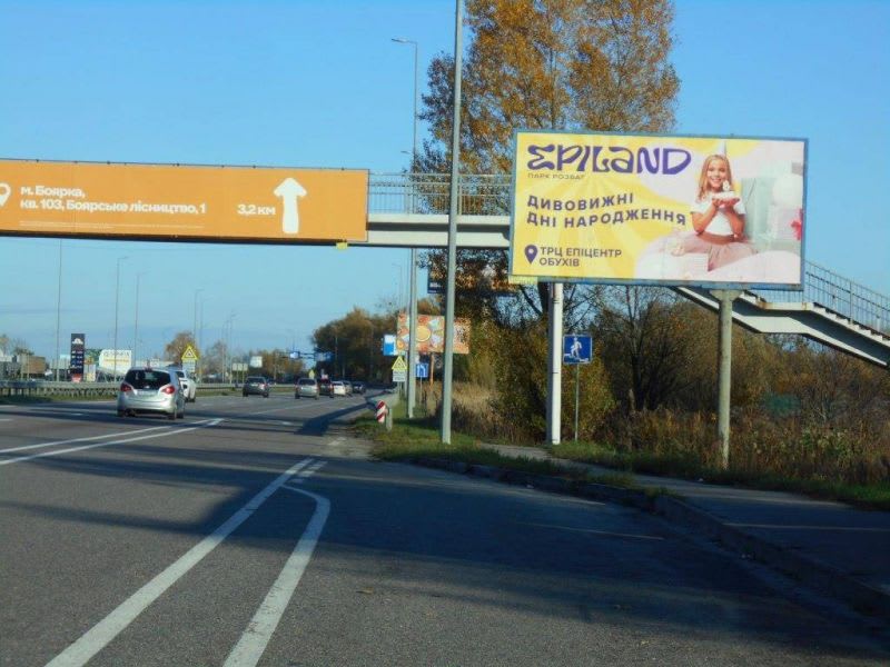 Глеваха - траса М-05 Київ-Одеса, км 27+190 ліво, зупинка "Весняна", через 370м після АЗС Укрнафта, за 700м до розв'язки на м. Васильків