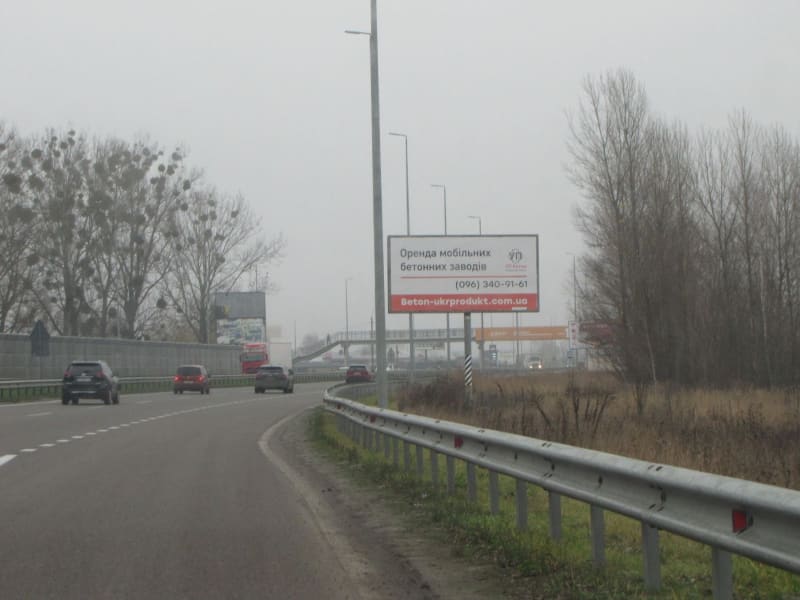 Глеваха - М-05 Київ-Одеса напрямок на Київ, с. Глеваха, перед поворотом на Васильків, виїзд з АЗС UkrNafta, Глевахівський ринок, перед пішохідним мостом.