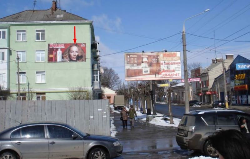 Чернівці - Головна 120(фасад будинку, напрям до центру)