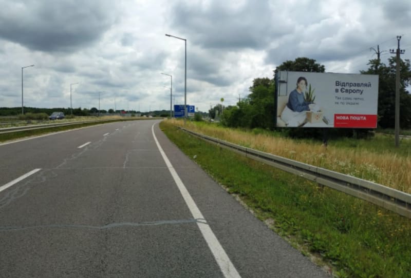 Краківець - Кордон, на м. Яворів, м. Львів, 800 м. від прикордонного посту, траса Львів - Краківець (М-10), на АЗК WOG, АМІК, SHELL