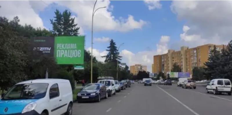 Ужгород - проспект Свободи, навпроти готелю
