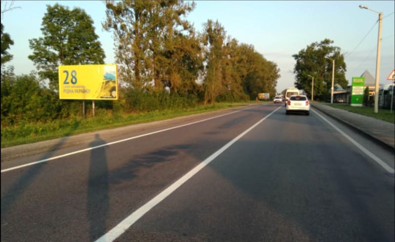Жовква - виїзд з м. Жовква в напрямку м. Львів, траса Львів- Рава-Руська (М-09), поряд АЗК WOG, на АЗК Амік