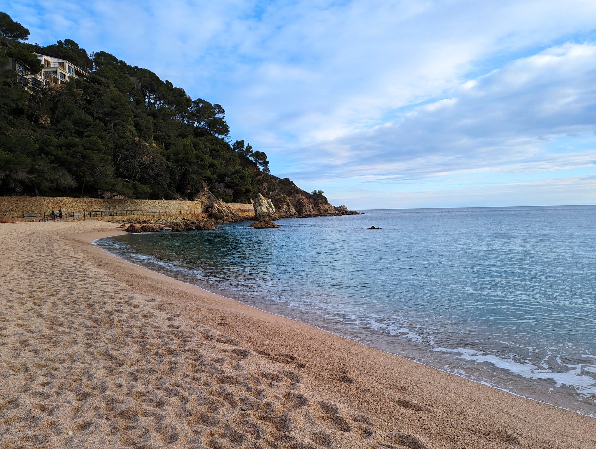 beach and cloudy skies in Fenals
