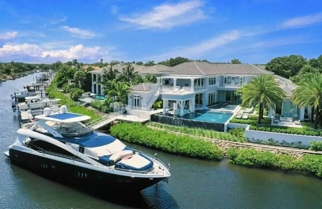 An image of The Cabana yacht