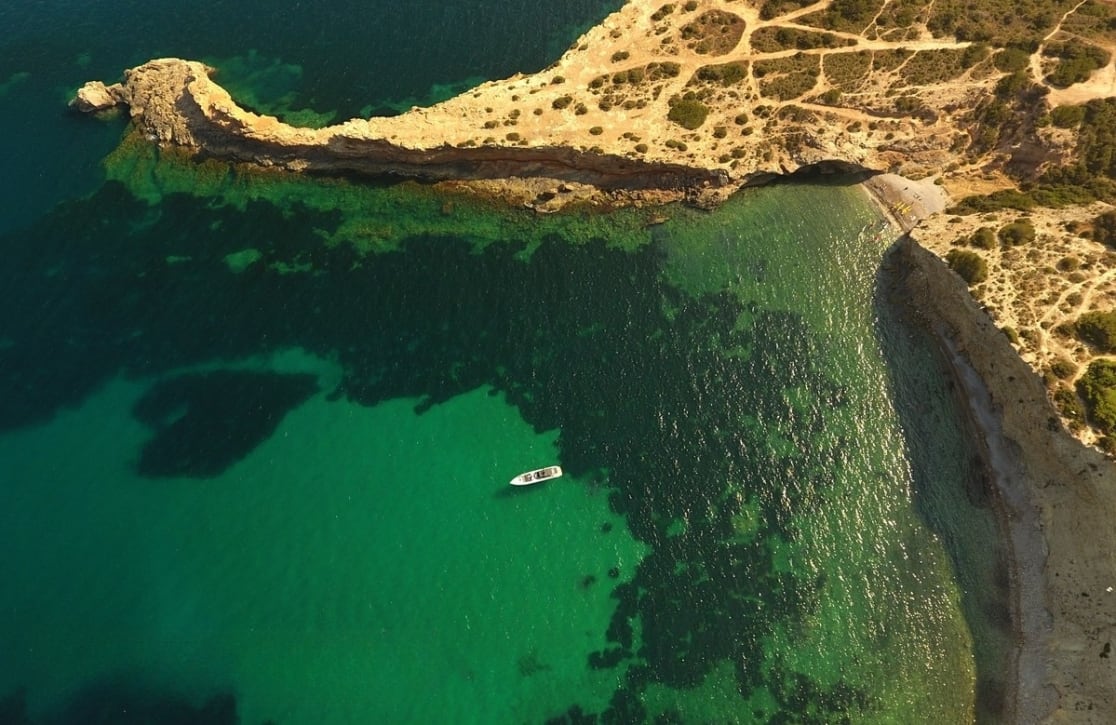 An image of 007 yacht