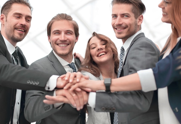 Empresarios compartiendo experiencias en comunidad dentro de TCC