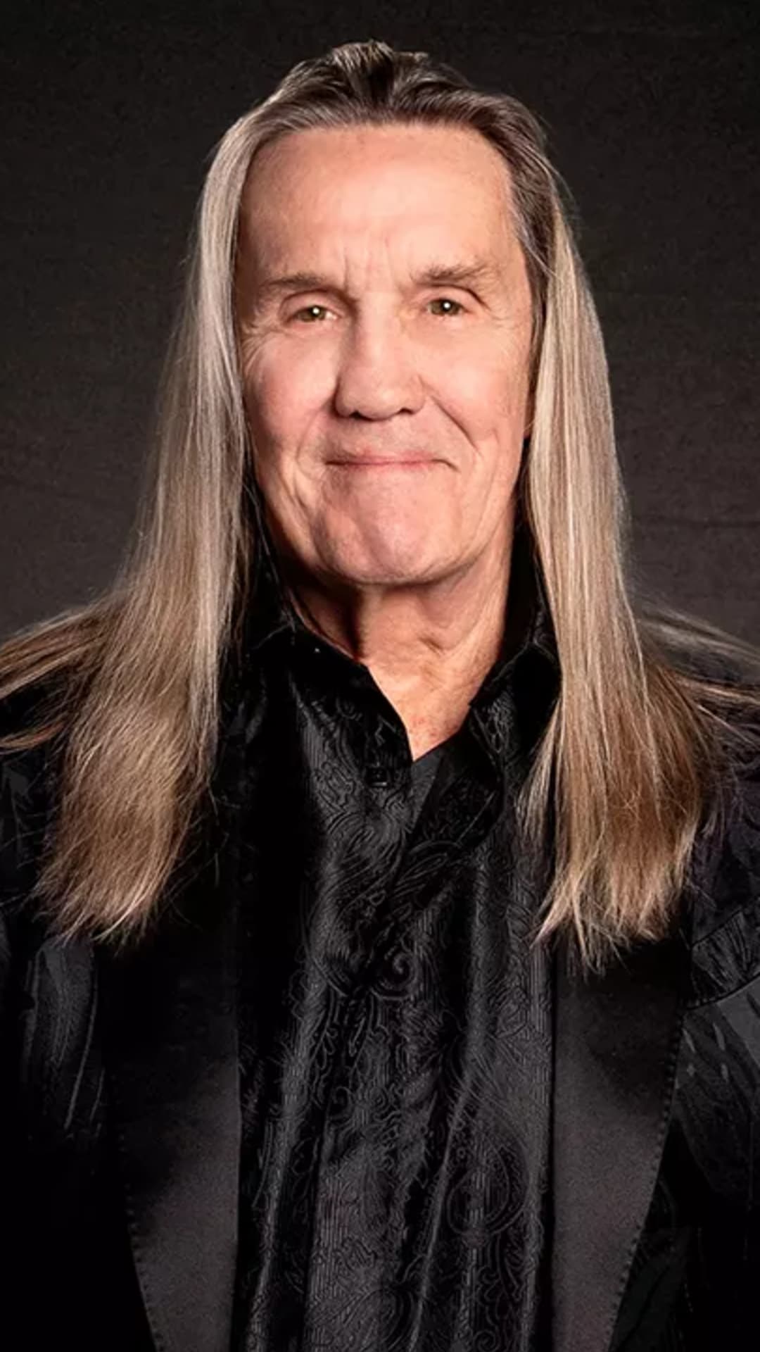 Nicko McBrain leva seu legado ao palco com tour de histórias e autobiografia