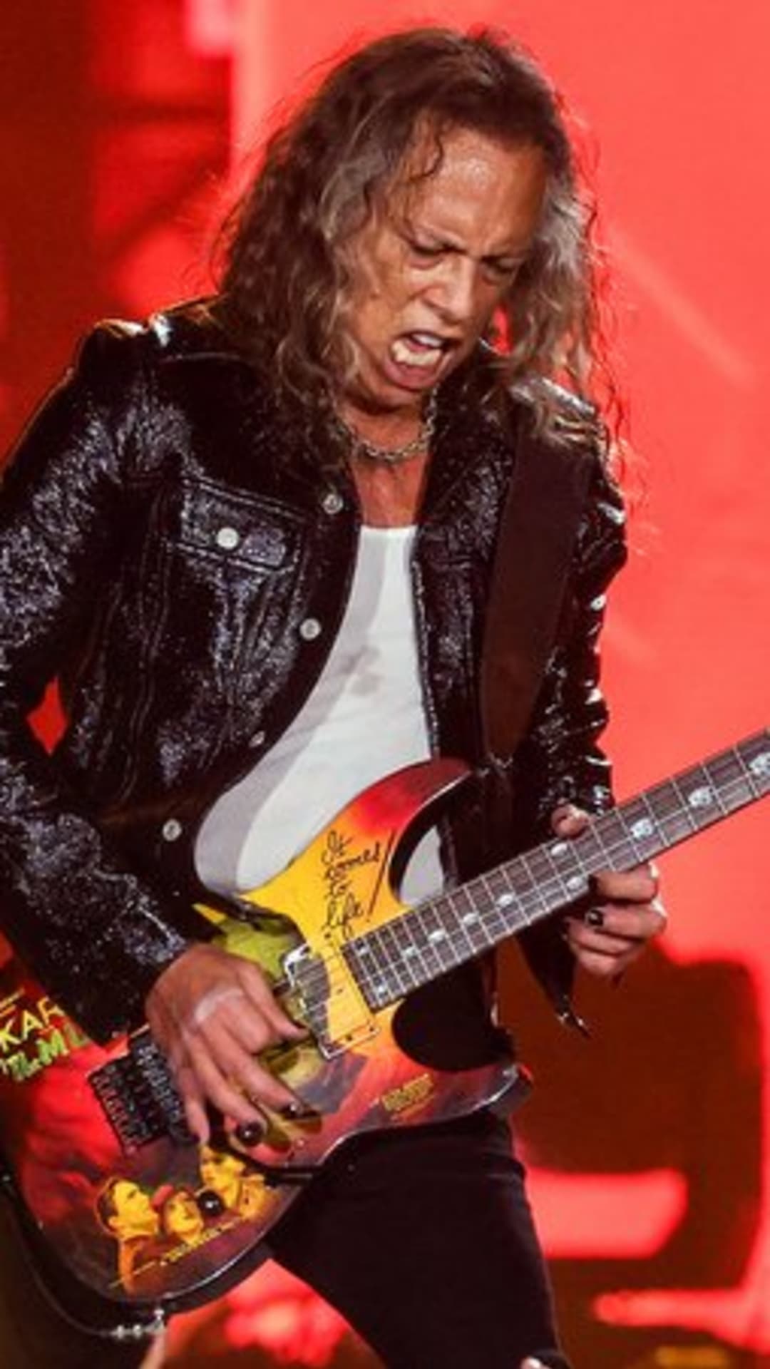 Kirk Hammett cai do palco em show do Metallica em Dublin e segue com a apresentação
