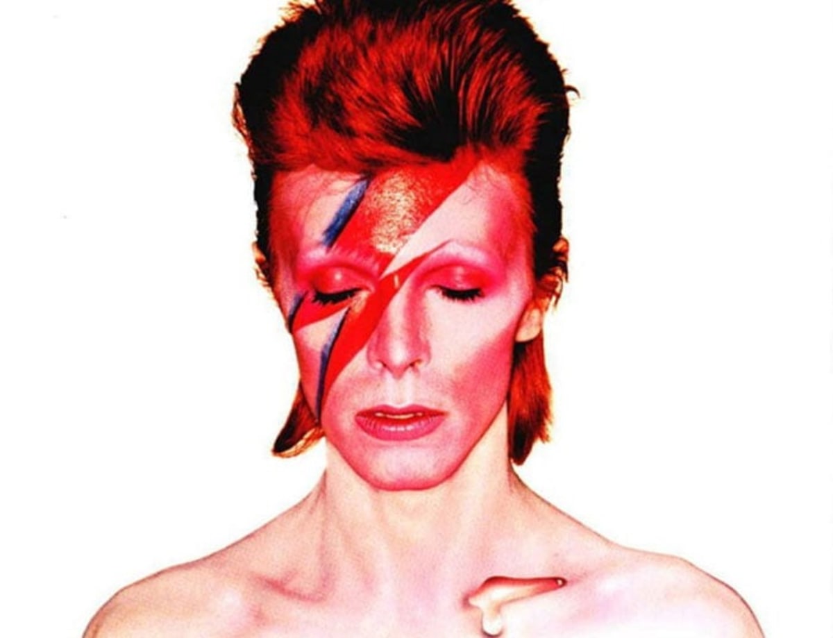 Como David Bowie revolucionou o rock com personagens além da música