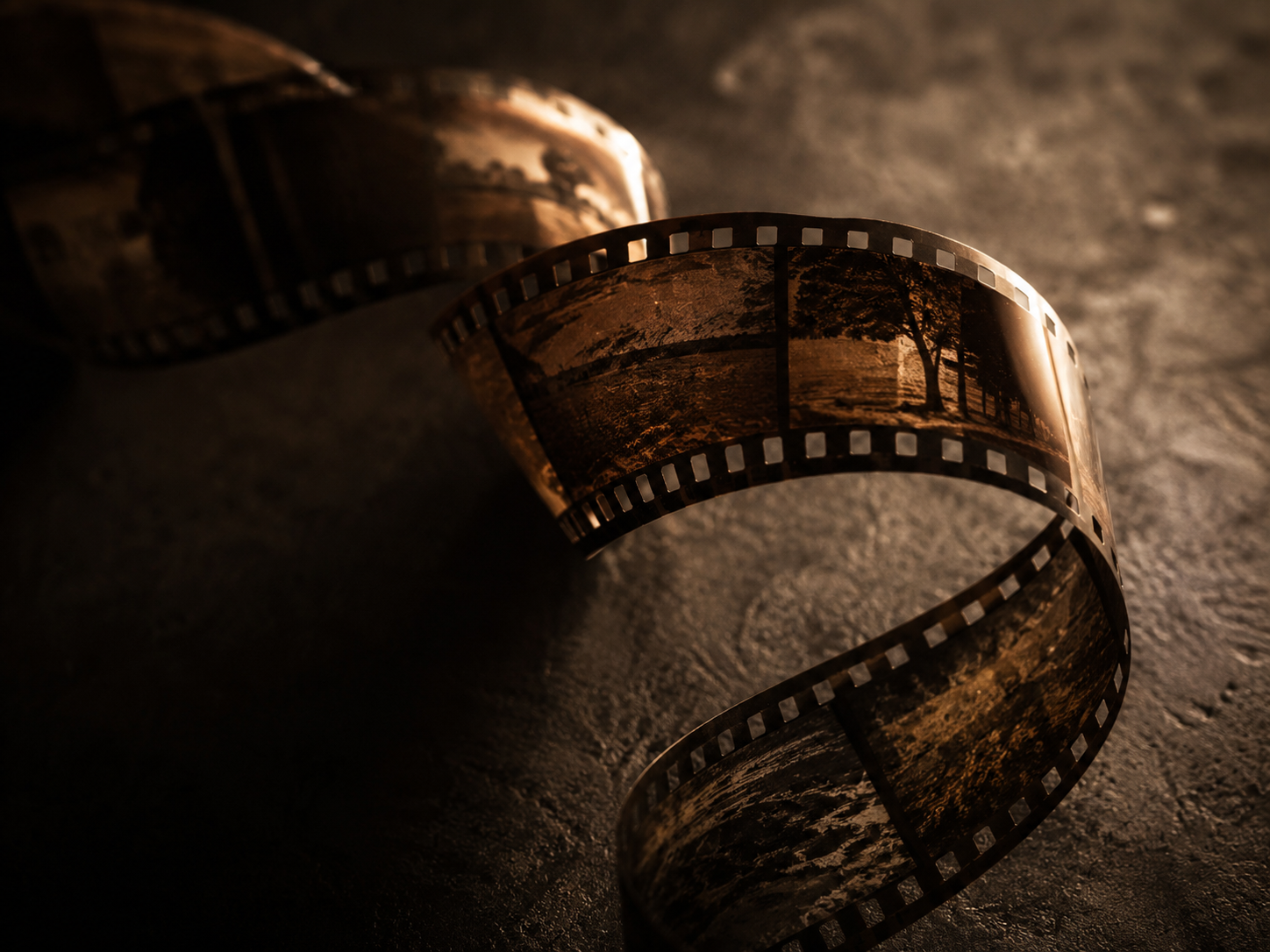 El Revelado — film strip, darkroom