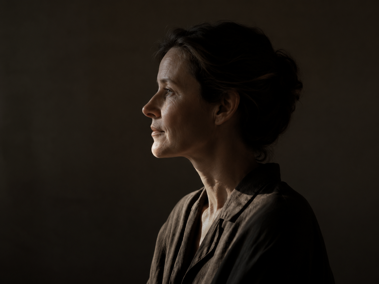 El Retrato — portrait in profile, low key