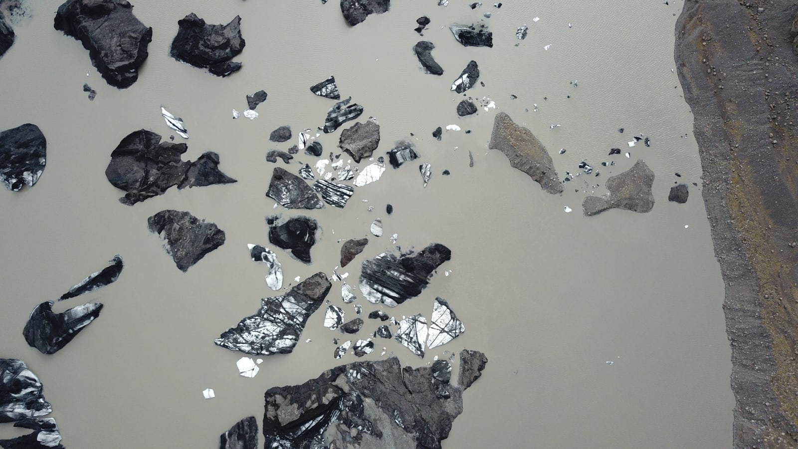 iceland photo 16261aa2-bc45-5417-bb02-d697ee2d5779