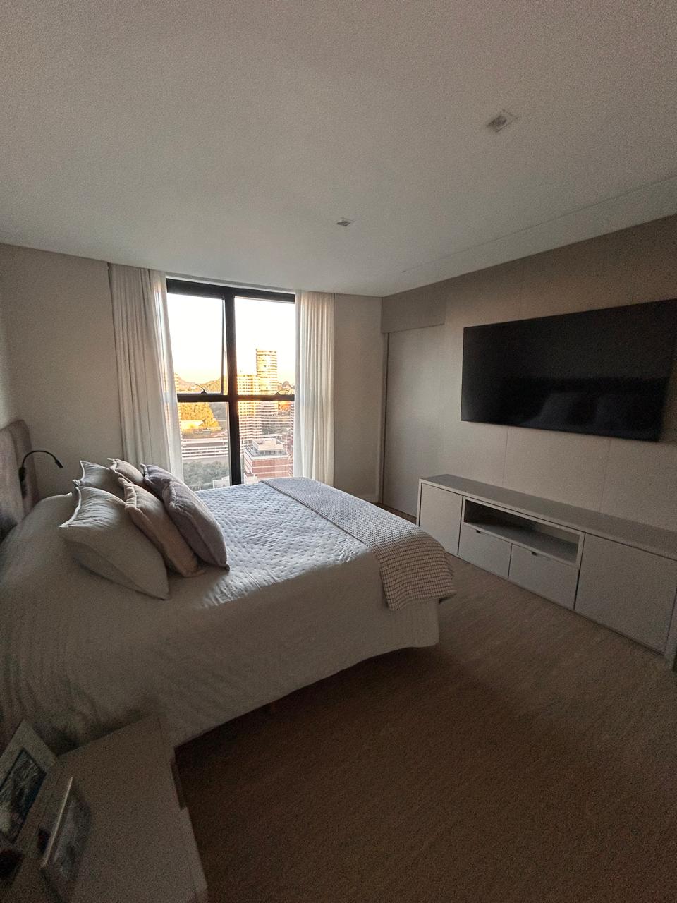 apartamento duplex, alto luxo, localizado no ponto alto do vale do sereno, nova lima/MG, segundo andar com 4 suites, sen