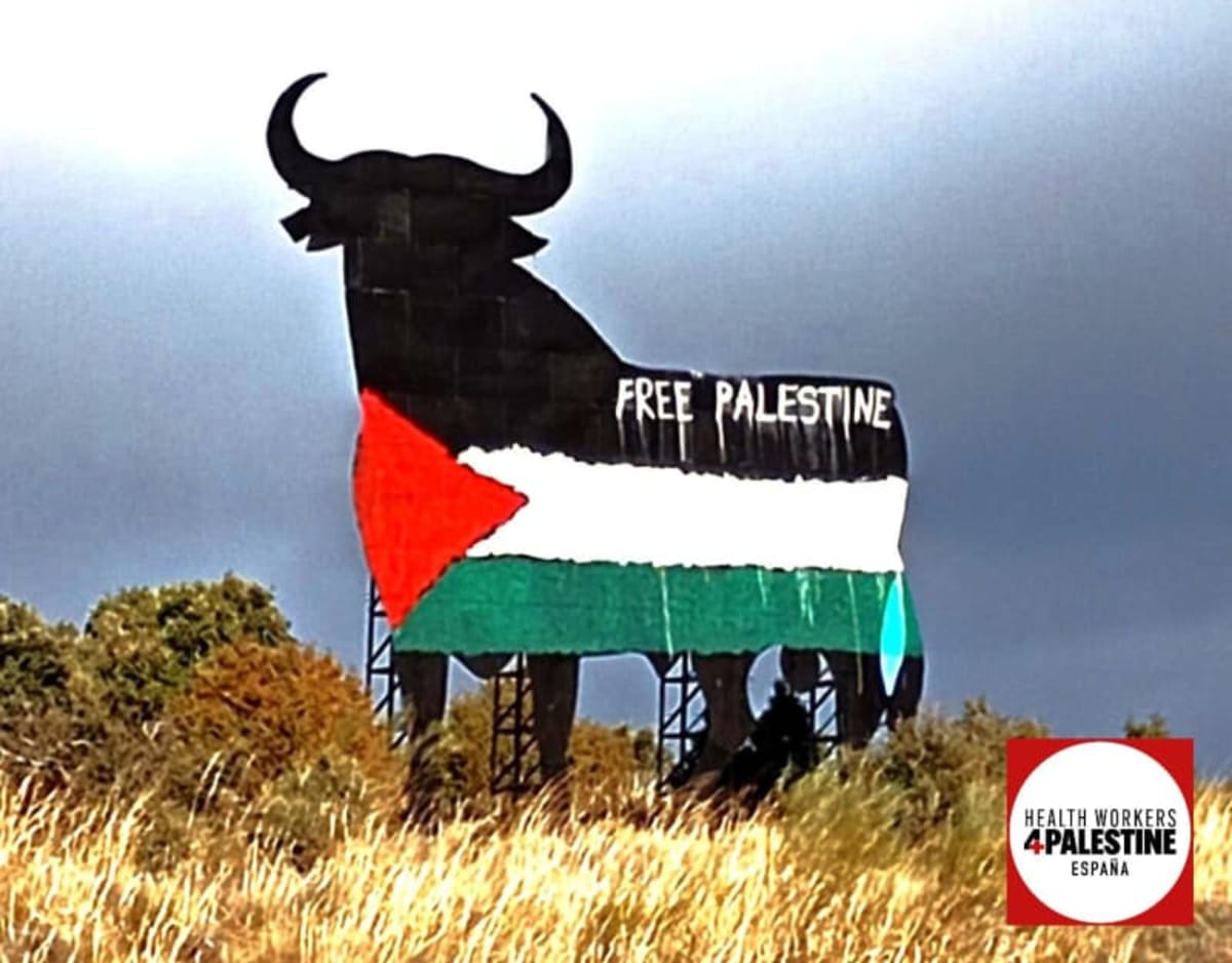 El toro bravo negro zaino, pintado en apoyo a Palestina.