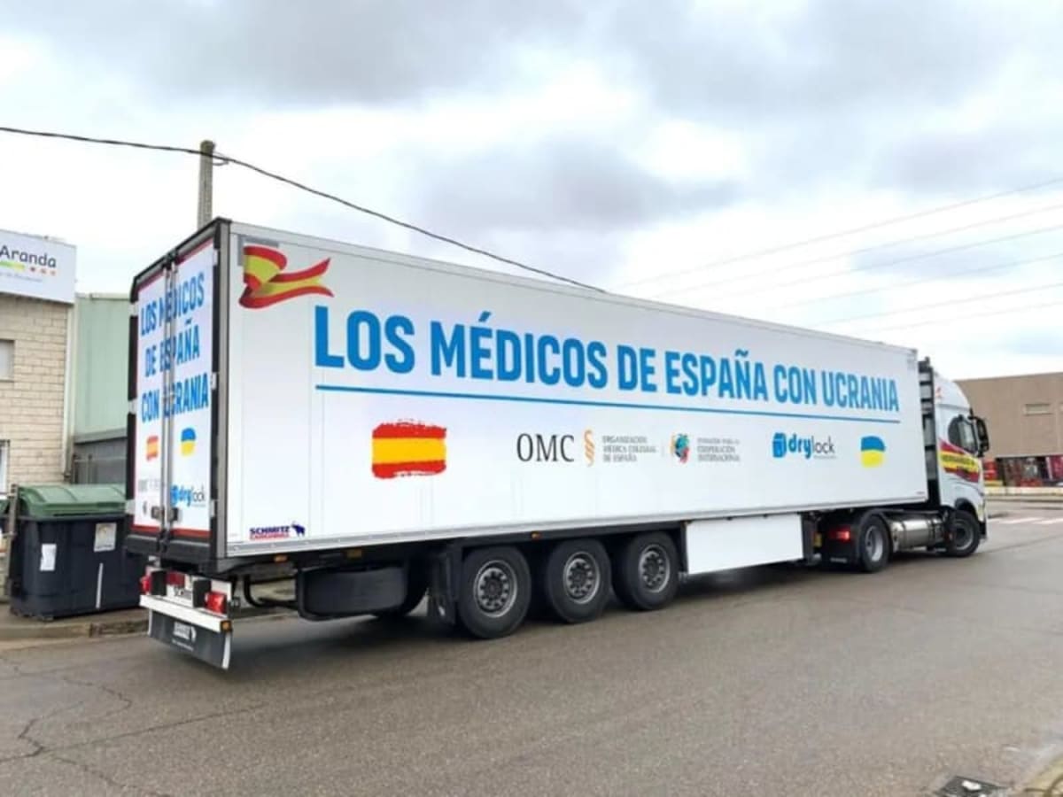 Noticia CIERTA, 2022: Un camión fletado por la Organización Médica Colegial de España lleva solidaridad material a Ucrania.