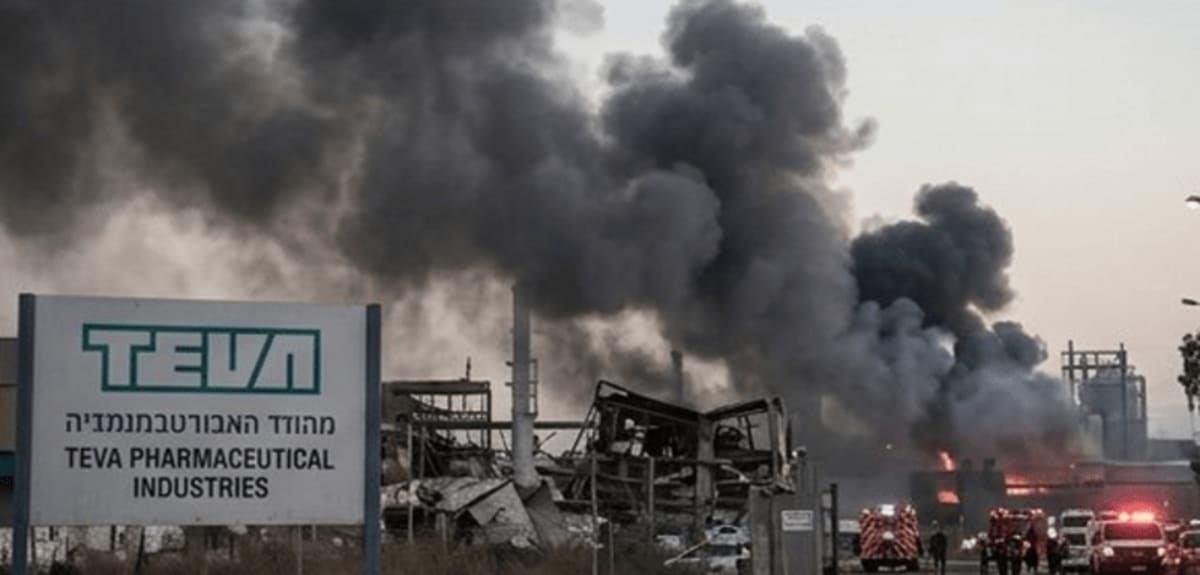 30 Mar 2026. Israel. An Iranian missile strike hit the industrial zone where Teva operates and harms it. Un ataque con misiles iraníes impactó la zona industrial donde opera Teva y la dañó.