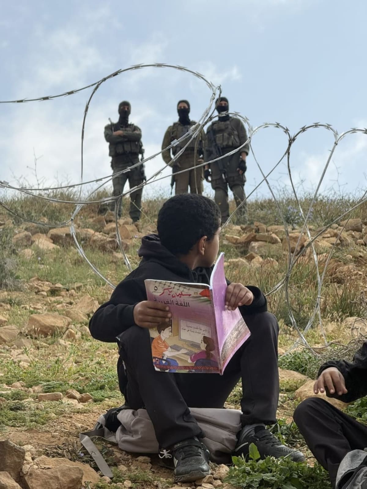 Estudiando en el campo, pese a las barreras. Studying in the countryside, despite the barriers. The children of Umm al-Kheir. Hebron, Palestine.  📸 Andrey X