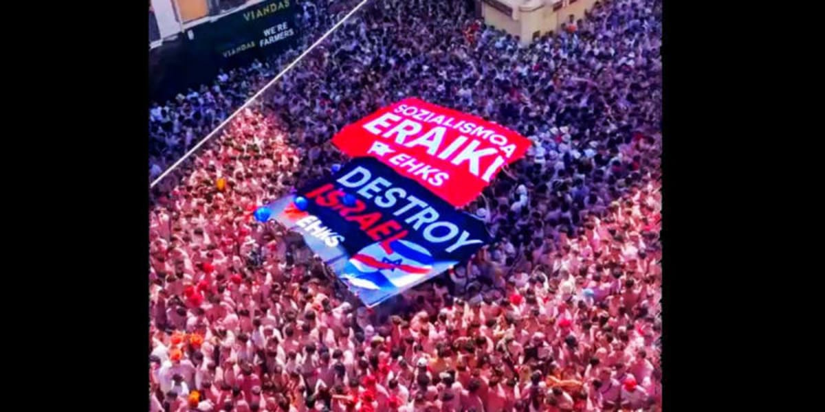 Sanfermines. Pamplona, España, Spain. 6 julio July. "Sozialismo eraiki" (Construir el socialismo) y "Destroy Israel" (Destruir Israel). "Sozialismo eraiki" (Build socialism) and "Destroy Israel" at the "chupinazo" (start of the Sanfermines). En el "chupinazo". Consejo Socialista de Euskal Herria (EHKS)