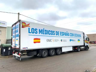 Noticia CIERTA, 2022: Un camión fletado por la Organización Médica Colegial de España lleva solidaridad material a Ucrania.