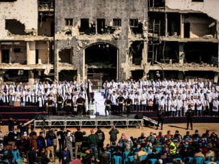 “Promoción de la Humanidad” (graduación de médicos en Gaza). “The Regiment of Humanity” (Gaza, medical graduation ceremony) ESP ENG