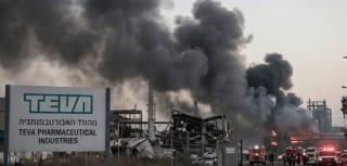 30 Mar 2026. Israel. An Iranian missile strike hit the industrial zone where Teva operates and harms it. Un ataque con misiles iraníes impactó la zona industrial donde opera Teva y la dañó.