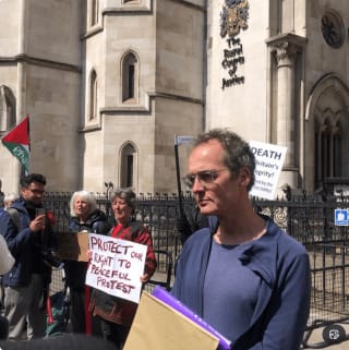"We oppose genocide, we support Palestine Action" (UK). Nos oponemos al genocidio, apoyamos a Palestine Action (RU). ENG ESP