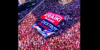 Sanfermines. Pamplona, España, Spain. 6 julio July. "Sozialismo eraiki" (Construir el socialismo) y "Destroy Israel" (Destruir Israel). "Sozialismo eraiki" (Build socialism) and "Destroy Israel" at the "chupinazo" (start of the Sanfermines). En el "chupinazo". Consejo Socialista de Euskal Herria (EHKS)