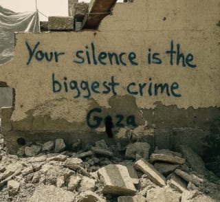Tu silencio es el mayor crimen en Gaza. Your silence is the biggest crime in Gaza