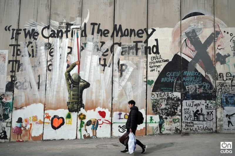 Grafitis en el Muro de la Vergüenza, en Palestina, construido por Israel