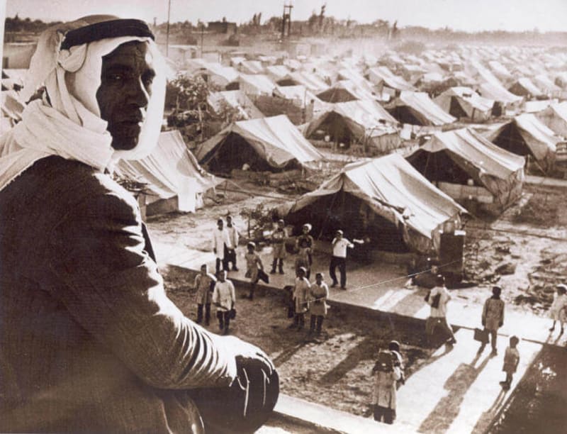 Photo. A Palestinian man overlooks the Jaramana Refugee Camp in Damascus, Syria in 1948. ENG/ESP
