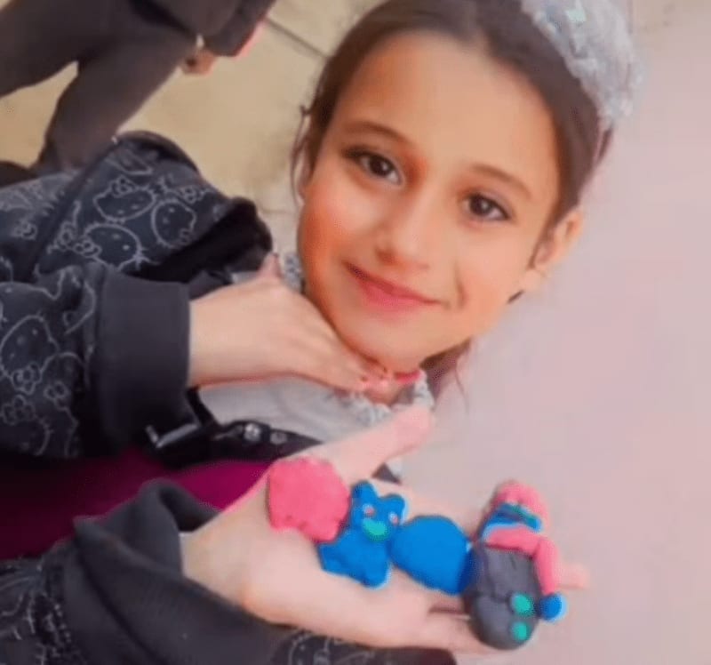 Arcilla coloreada/plastilina. Con Maysa Yousef, Artist ENG