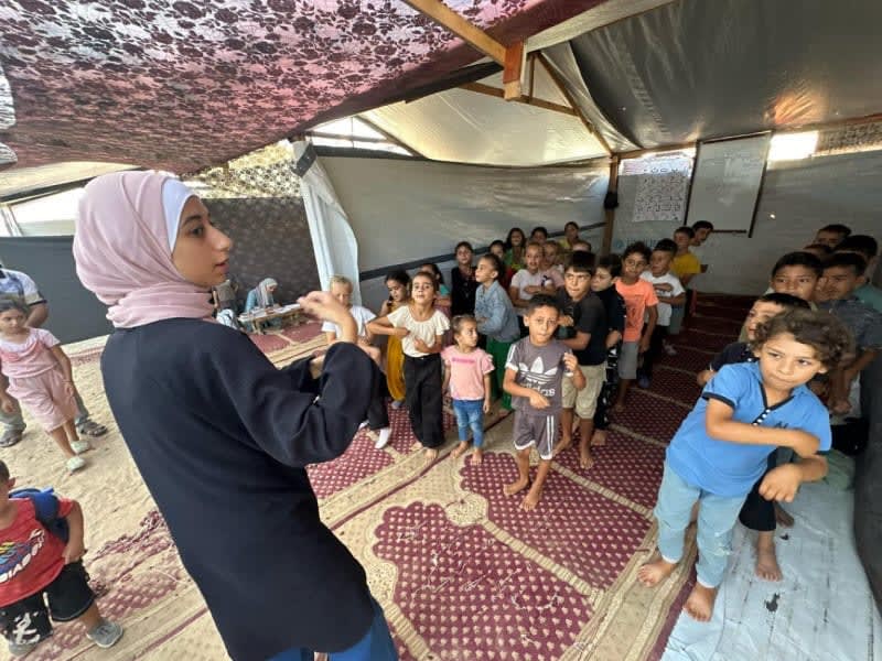 “Miss Layan”, the beloved teacher amidst the ruins.  "La Seño Layan", maestra entre escombros. ENG ESP