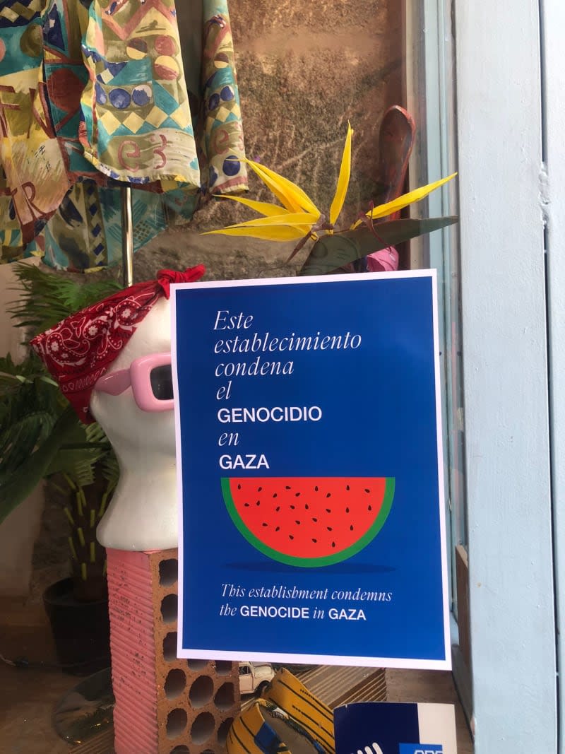 En los escaparates de las tiendas. In the windows of the businesses ESP ENG