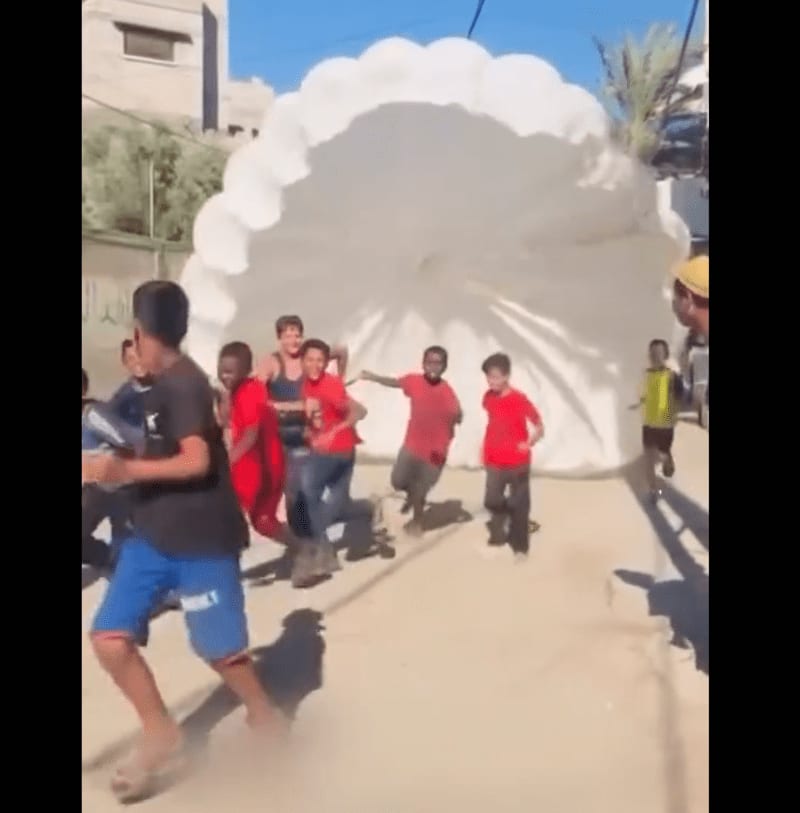 Israel no puede matar la alegría infantil en Gaza. Children in Gaza play games with aid drop parachute